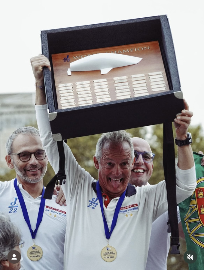 Giuseppe dìAquino alza il Trofeo del Mondiale
