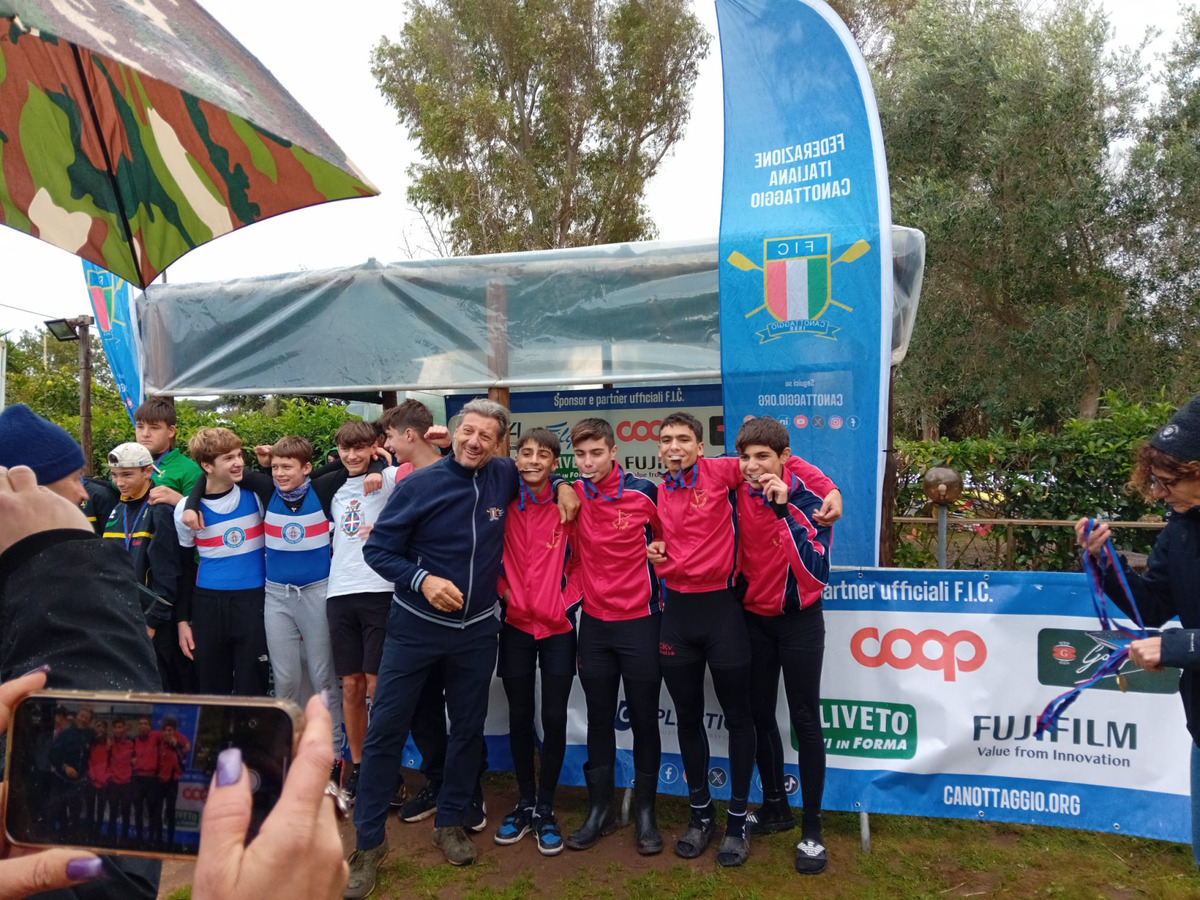 l'equipaggio del quattro di coppia secondo classificato